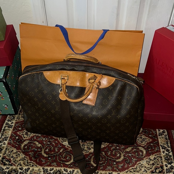 Authenticated Louis Vuitton travel bag with shoulder strap unisex - Picture 2 of 16